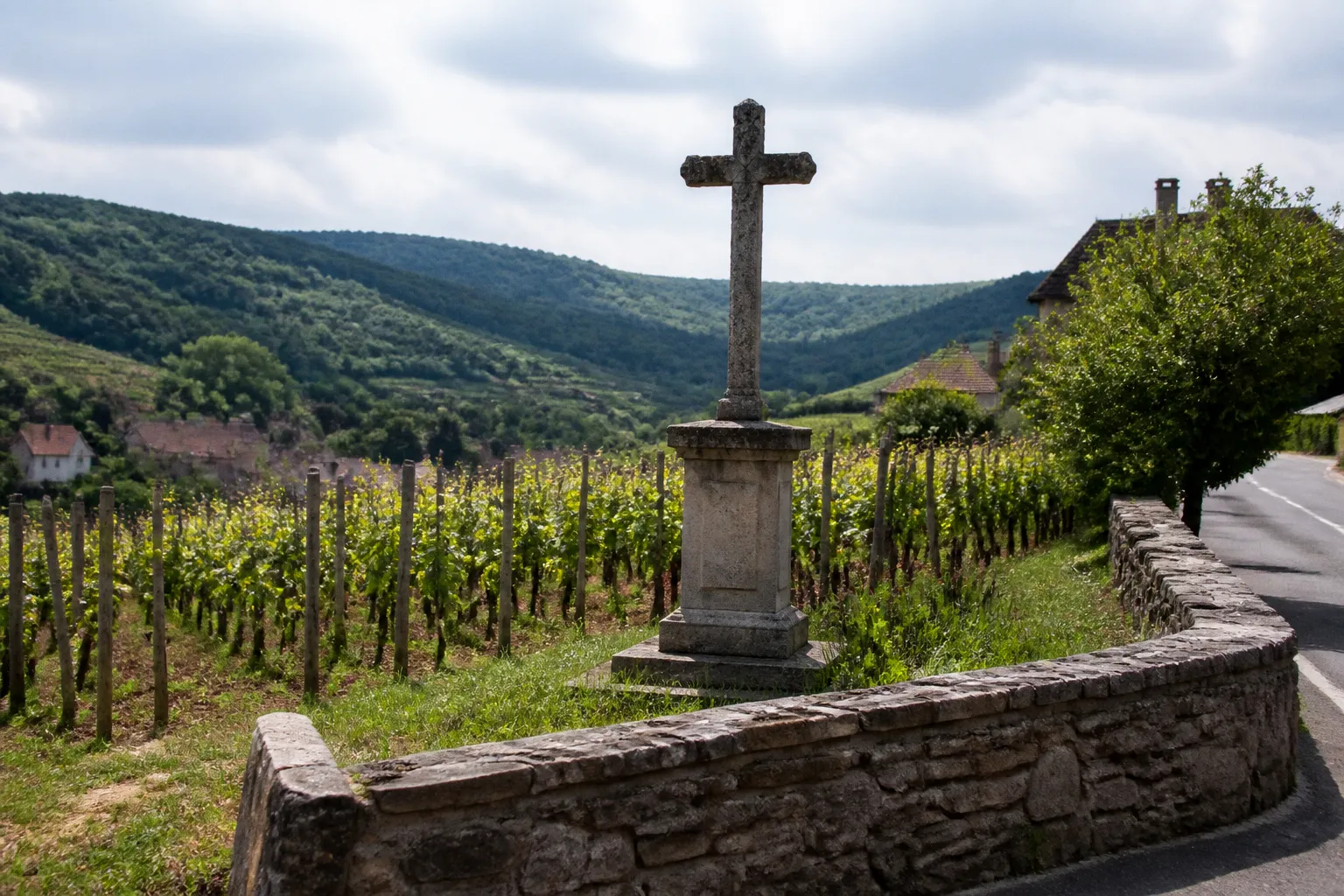 Croix et calvaires menacés : faut-il protéger notre patrimoine chrétien ?